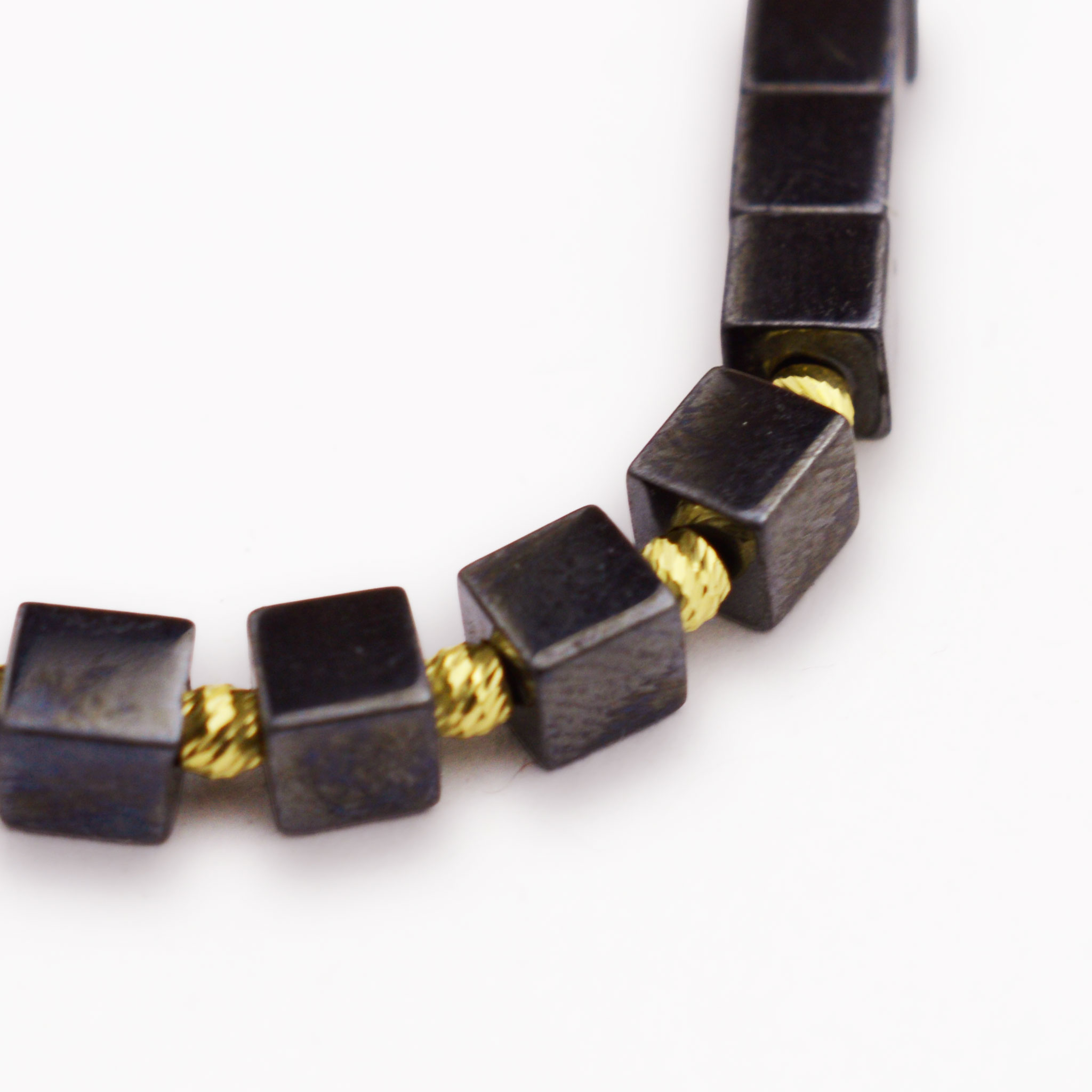 Злато на конец с хематит