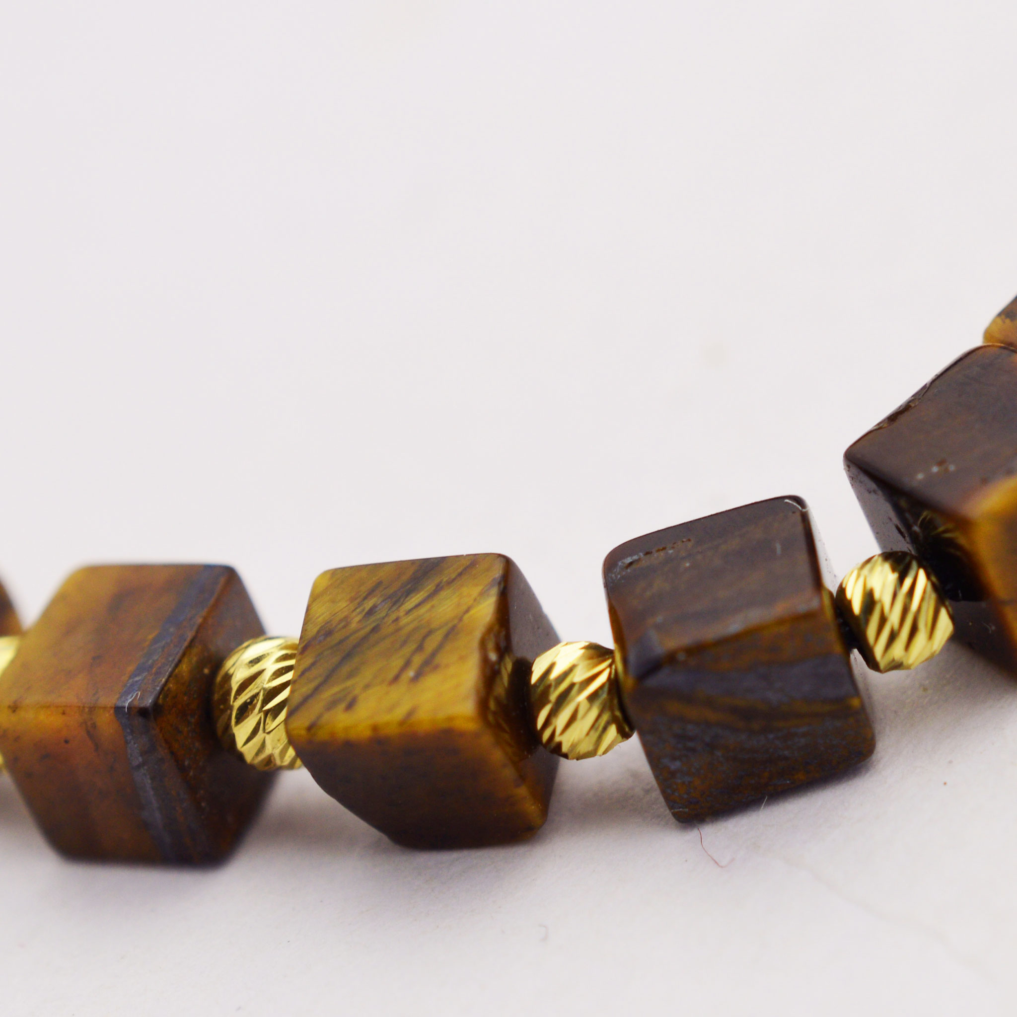 Злато на конец с тигрово око